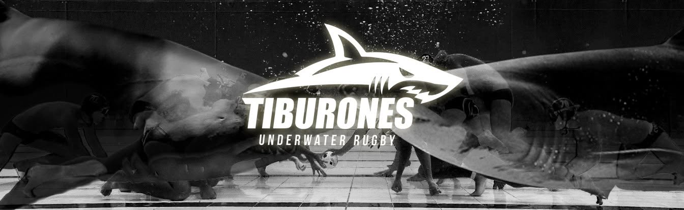 Equipo Tiburones UWR sumergido